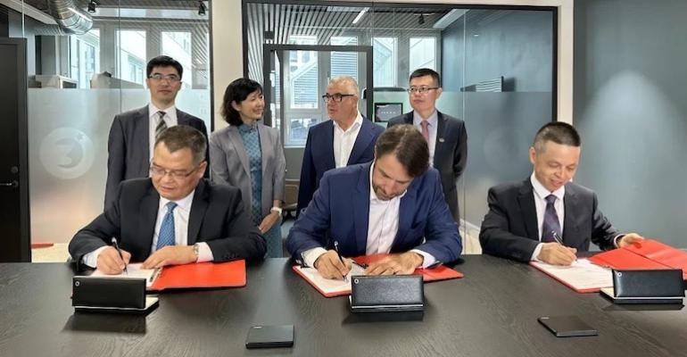 EPS-and-GSI-contract-signing.jpg
