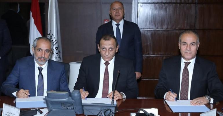 Egyptian Officials sign the Safaga Port Agreement with an AD Ports representative (Credit AD Ports).jpg