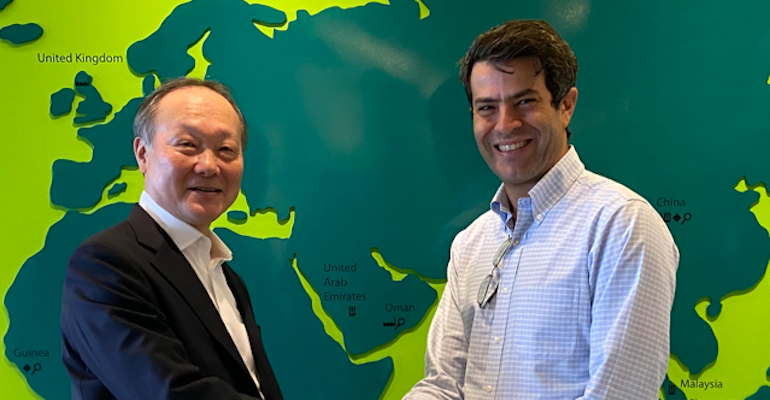 At the meeting for this agreement: VALE, Head of Shipping, Guilherme Brega (right) and MOL, Senior Managing Executive Officer, Toshinobu Shinoda