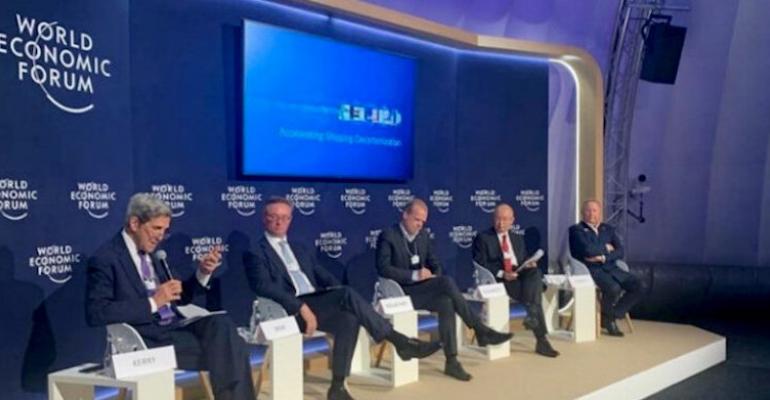 As a panelist, MOL President & CEO Hashimoto (2nd from right) participates in the Accelerating Shipping Decarbonization and the Global Transition session at Davos meeting.