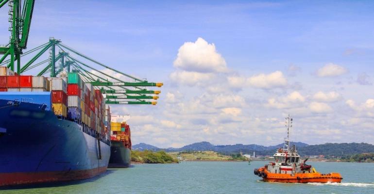 Meyer’s Tugs’ harbour tug, Dichato, assisting in aunberthing job at the PSA Panama Port[10].jpg