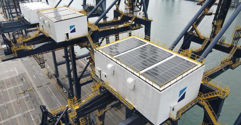 Quay crane equipped with solar panels_1[100].jpg