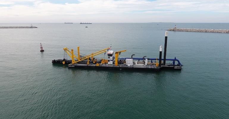 The CSD650 dredges up to -25m and has an overall length of 70 m[100].jpg