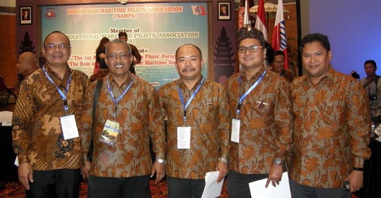 capt. martin lim (third from left) with the malaysian delegation at the asia pacific maritime pilot forum indonesia (002)