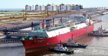 LNG-propelled container ship docking